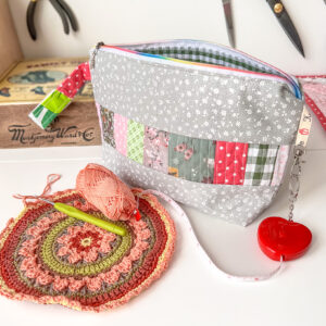 Wielobarwna saszetka z szydełkową mandalą