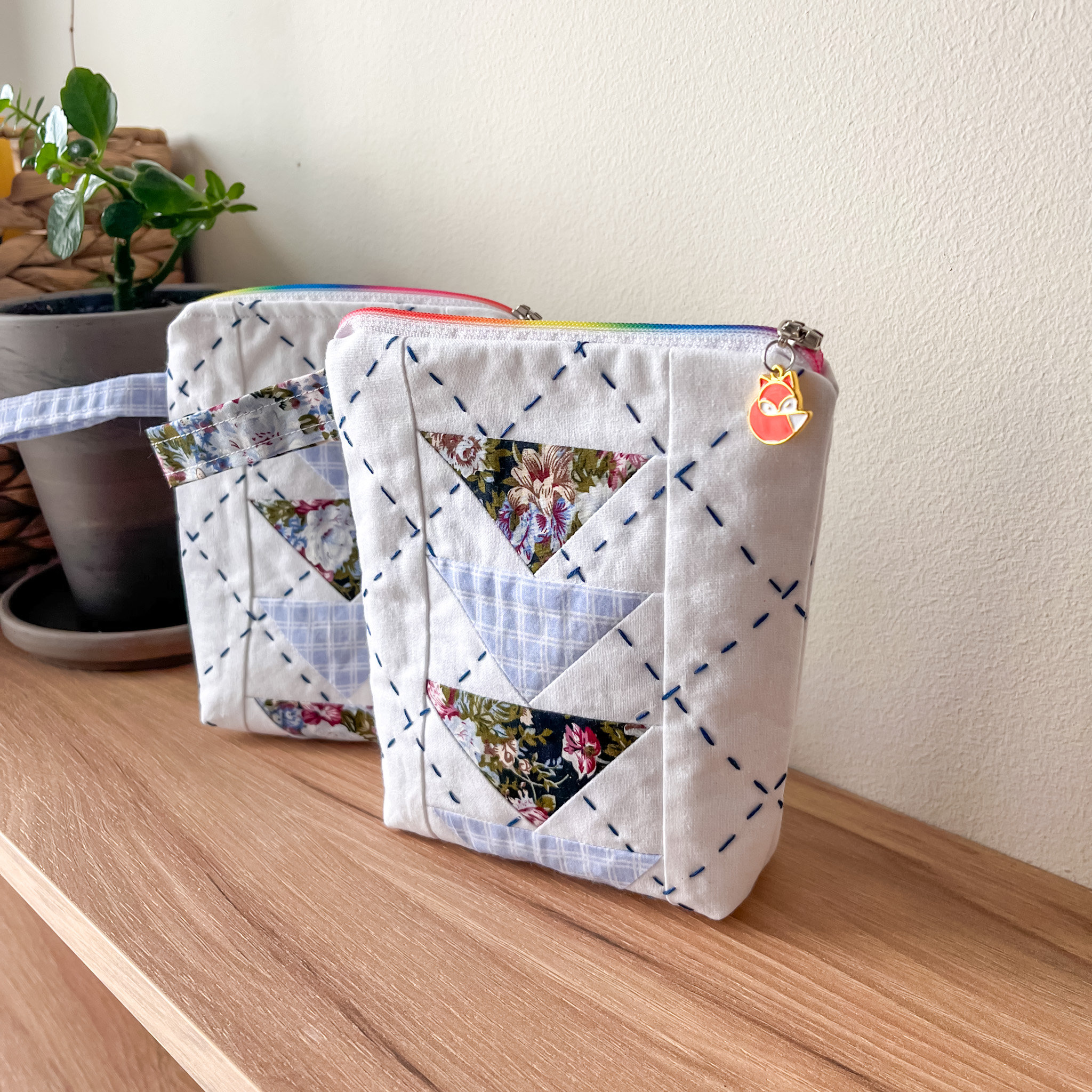 dwie saszetki do przechowywania, białe z niebieskimi trójkątami we wzory. DominiDom